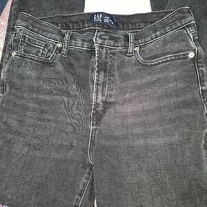 GAP Woeman Slim Straight Jeans in Washed Black